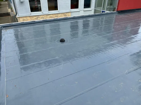 Eindeckung eines Flachdaches der Feuerwehr 🚒 Baustelle in Scharbeutz - mit Alwitra.