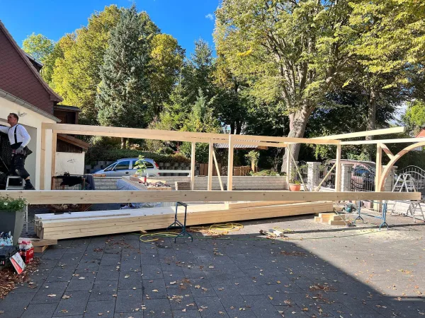 Kleines Carport gebaut. 😅 Bis auf die Pfannen, die auf sich warten lassen, abgeschlossen. 🙏🏽